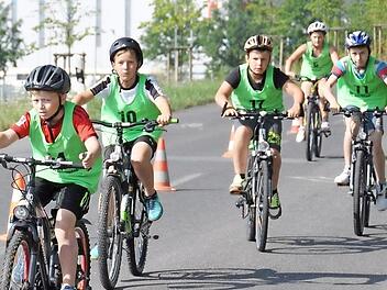 Auf der zwei Kilometer langen Radstrecke rund um das Freibad wird sich beim 19. Sch&uuml;ler-Triathlon die Spreu vom Weizen trennen. Foto: privat