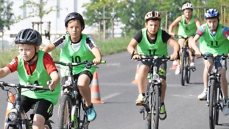 Auf der zwei Kilometer langen Radstrecke rund um das Freibad wird sich beim 19. Sch&uuml;ler-Triathlon die Spreu vom Weizen trennen. Foto: privat