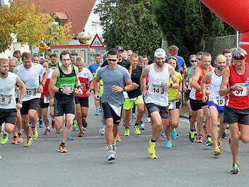 Im ausgedünnten Feld - nur 55 Finisher zählte der Hauptlauf und damit 27 weniger als 2017 - wusste sich Johannes Schwabe von der TS Herzogenaurach (Nummer 14) durchzusetzen und absolvierte die 7,5 Kilometer in 28:05 Minuten. Fotos: Picturedreams