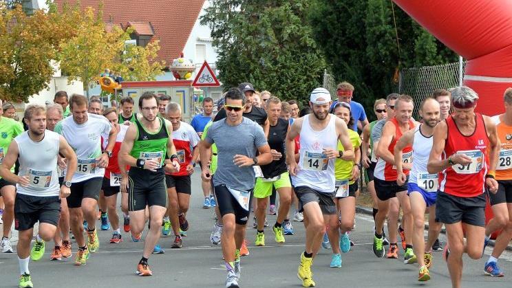 Im ausgedünnten Feld - nur 55 Finisher zählte der Hauptlauf und damit 27 weniger als 2017 - wusste sich Johannes Schwabe von der TS Herzogenaurach (Nummer 14) durchzusetzen und absolvierte die 7,5 Kilometer in 28:05 Minuten. Fotos: Picturedreams