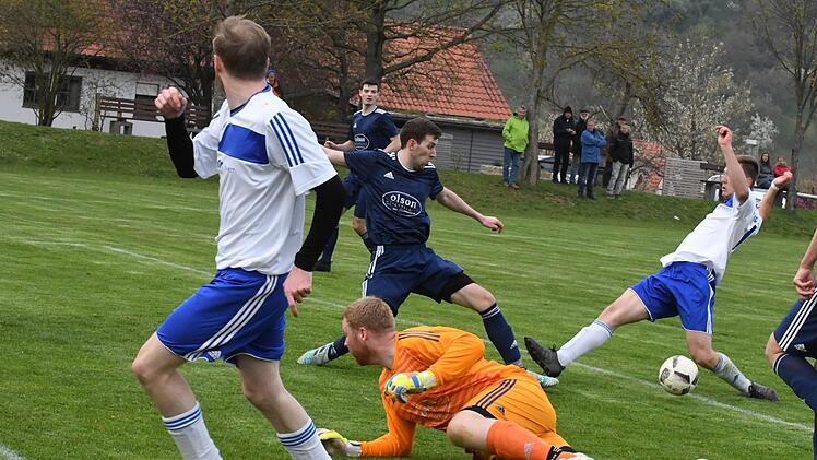Für einen Moment die Orientierung verloren hat mit Florian Müller (am Boden) der Torwart der SG Oberleichtersbach/Modlos, die ihr Gastspiel beim SV Aura (weiße Trikots) mit 1:5 verlor.Hopf