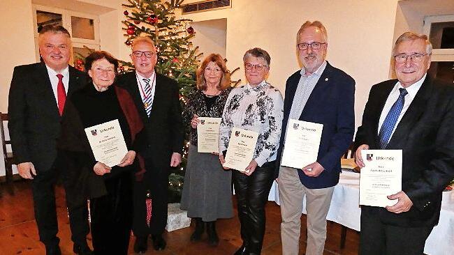Erinnerungsfoto an die Verleihung der Gemeindemedaillen (von links): Landrat Klaus Peter Söllner, Karla Fohrbeck, Bürgermeister Harald Hübner, Heide Bloch, Sigrid Nützel, Fred Sadel und Manfred Bauriedel
