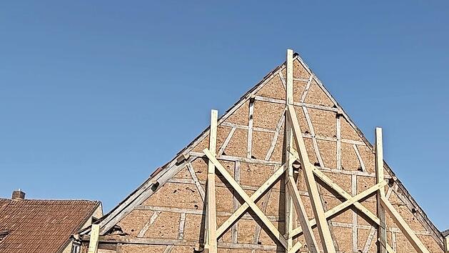 Die gemeindeeigene &bdquo;Simons-Scheune&ldquo; wurde wegen Bauf&auml;lligkeit abgerissen. Dadurch wurde das Nebengeb&auml;ude instabil und musste auf Anraten eines Statikers gesichert werden.