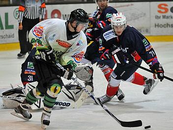 Nach einem abgewehrten Schuss holt sich Stephan Hinedlmeyer (weißes Trikot) den Puck für einen neuen Versuch. Fotos: Picturedreams