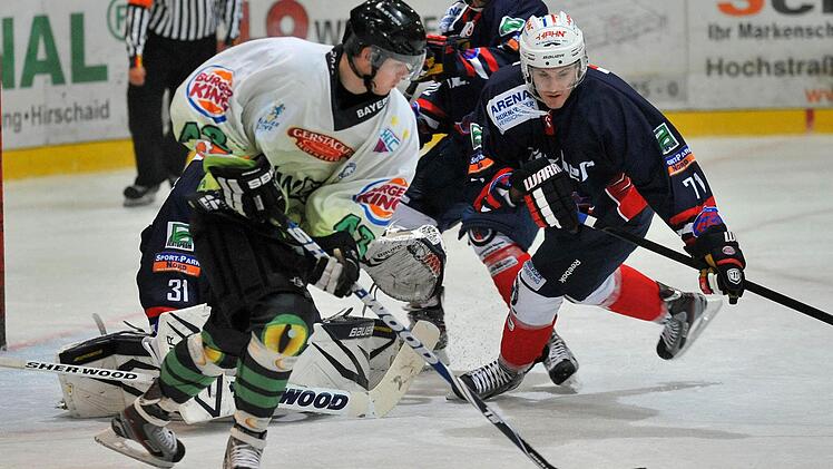Nach einem abgewehrten Schuss holt sich Stephan Hinedlmeyer (weißes Trikot) den Puck für einen neuen Versuch. Fotos: Picturedreams
