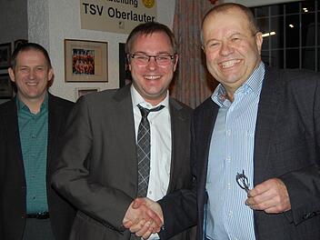 Bürgermeister Hermann Bühling (rechts) gratuliert Sebastian Straubel, der - wenn es nach dem Willen der CSU geht - seine Nachfolge antreten soll. Links der CSU-Landratskandidat Rainer Mattern. Fotos: Oliver Schmidt