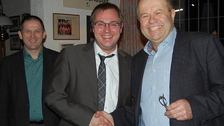 Bürgermeister Hermann Bühling (rechts) gratuliert Sebastian Straubel, der - wenn es nach dem Willen der CSU geht - seine Nachfolge antreten soll. Links der CSU-Landratskandidat Rainer Mattern. Fotos: Oliver Schmidt