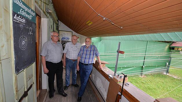 Josef Zeleny, G&uuml;nter Bauer und Erster Vorsitzender Heinz Jantschewsky (von links) von der Sch&uuml;tzengemeinschaft "Edelwei&szlig;" auf dem Schie&szlig;stand im Griesgarten, den sie wohl aufgeben m&uuml;ssen. Foto: Ronald Rinklef