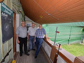 Josef Zeleny, Günter Bauer und Erster Vorsitzender Heinz Jantschewsky (von links) von der Schützengemeinschaft "Edelweiß" auf dem Schießstand im Griesgarten, den sie wohl aufgeben müssen. Foto: Ronald Rinklef