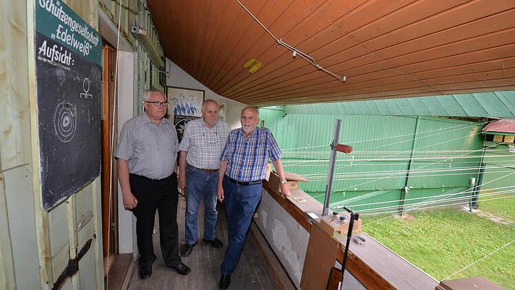 Josef Zeleny, Günter Bauer und Erster Vorsitzender Heinz Jantschewsky (von links) von der Schützengemeinschaft "Edelweiß" auf dem Schießstand im Griesgarten, den sie wohl aufgeben müssen. Foto: Ronald Rinklef