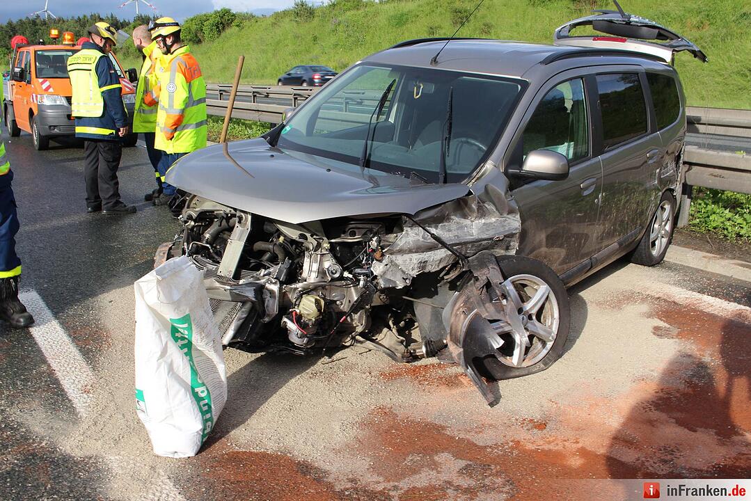 Dacia schleudert quer über Autobahn