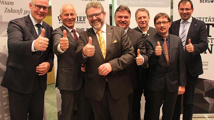 Daumen hoch für die berufliche Bildung: (von links) Clemens Dereschkewitz und Michael Pfitzner vom Arbeitskreis, Handwerkspräsident Thomas Zimmer, Landrat Klaus Peter Söllner, OB Henry Schramm, BR-Redaktionsleiter Alexander Müller und MdL Martin Schöffel.