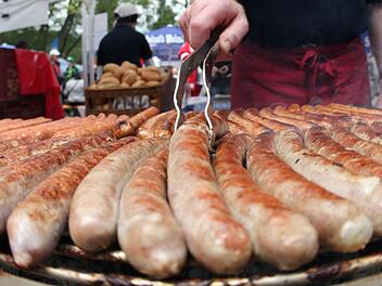 Die erste regionale Grillmesse " Feuer und Flamme" findet am Samstag statt. Foto: Daniel Karmann/dpa
