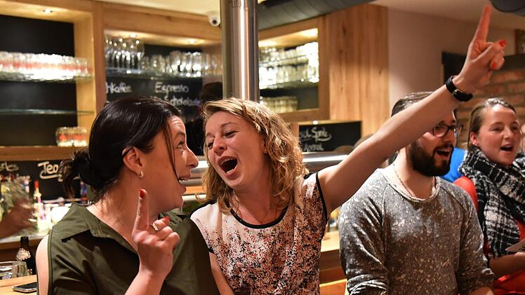 Sabrina Hauck und Karina Becker amüsierten sich köstlich beim Wirtshaussingen. Foto: Gabi Arnold