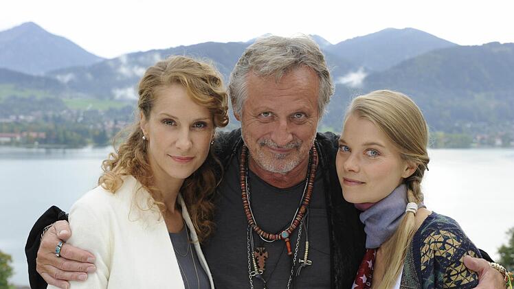 Nicht nur auf der Bühne, auch vor der Kamera steht Konstantin Wecker, hier mit Chiara Schoras (l) und Henrike v. Kuick. F.: Bavaria Fernsehproduktion GmbH