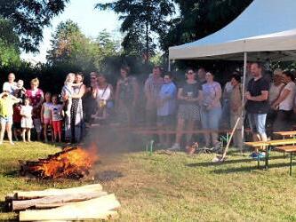 Pfarrer Thomas Ringer segnet das Johannisfeuer. Foto: Johanna Blum