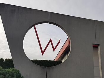 Das W des Firmengründers Siegfried Weiß im Firmenlogo wirkt wie eine Fieberkurve des wirtschaftlichen Erfolgs - oder Misserfolgs. Aktuell kämpft die Spindelfertigung im Maroldsweisach mit drastischen Auftragseinbußen. Nun sollen 70 Mitarbeiter ihren Arbeitsplatz verlieren. Fotos: Eckehard Kiesewetter