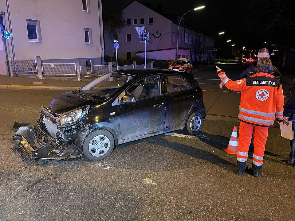 Nach Unfall mit Intensivtransportwagen: Beatmeter Corona-Patient muss auf offener Straße umgelagert werden