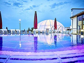 Therme, Bad, Badehaus, Schwimmen, Becken, Tauchen, Badeurlaub, Urlaub, Erlebnis, Auszeit, Freizeit, Erholung