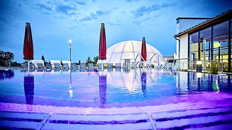 Therme, Bad, Badehaus, Schwimmen, Becken, Tauchen, Badeurlaub, Urlaub, Erlebnis, Auszeit, Freizeit, Erholung