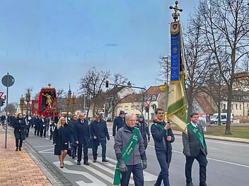 Die Abordnung des Unteren G&auml;rtnervereins mit Prozessionsfigur nach der Abholung auf dem Weg zur Andacht in die Ottokirche.