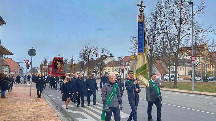 Die Abordnung des Unteren G&auml;rtnervereins mit Prozessionsfigur nach der Abholung auf dem Weg zur Andacht in die Ottokirche.