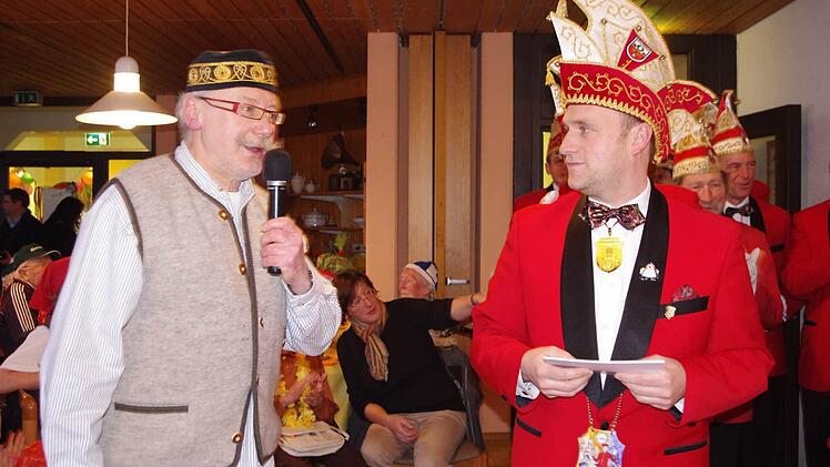 Heimleiter Albert Schlageter (links) begrüßte Faschingspräsident Martin Panzer.