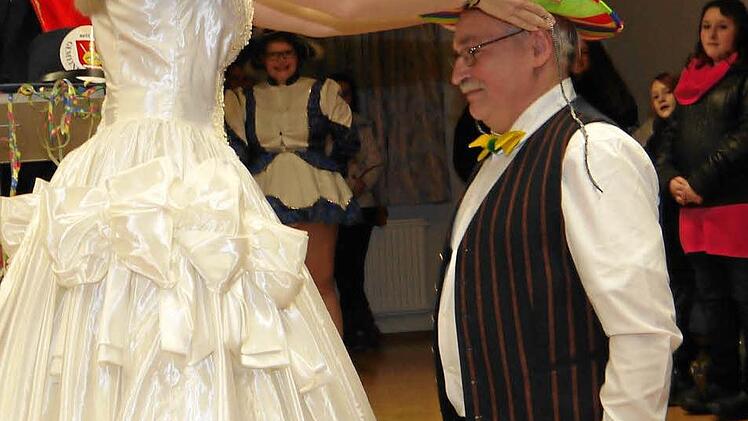 Einen Faschingshut für die anbrechende 5. Jahreszeit bekam Bürgermeister Hermann Martin vom Prinzenpaar Ines I. aufs Haupt gesetzt. Er musste dazu auf die Knie sinken.  Foto: Klemens Albert