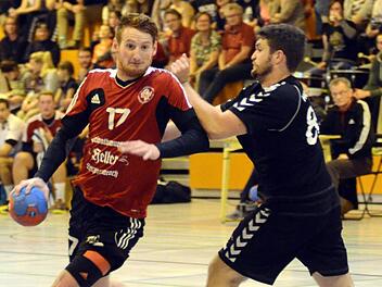 Der frühere Forchheimer Philipp Wolf (sechs Tore) versucht hier, an seinem ehemaligen Mitspieler Jakob Sekolec vom HC Forchheim vorbeizukommen. Foto: herzopress