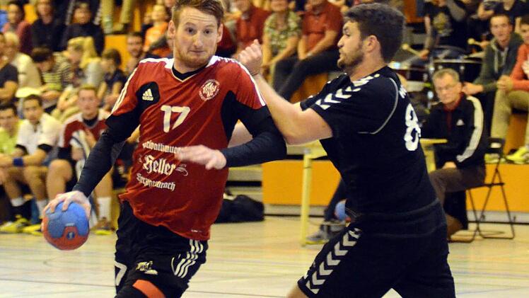 Der frühere Forchheimer Philipp Wolf (sechs Tore) versucht hier, an seinem ehemaligen Mitspieler Jakob Sekolec vom HC Forchheim vorbeizukommen. Foto: herzopress