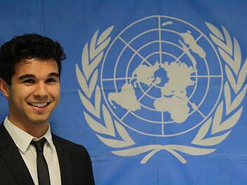 Martin Schunk neben der Flagge der Vereinten Nationen. Foto: privat