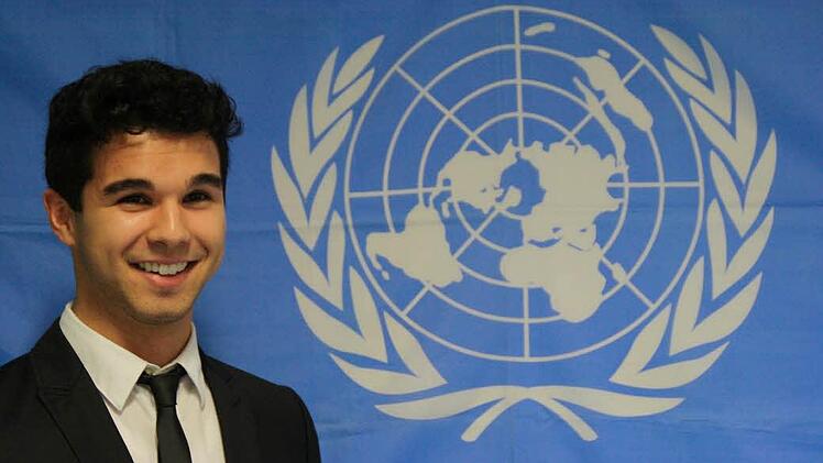 Martin Schunk neben der Flagge der Vereinten Nationen. Foto: privat