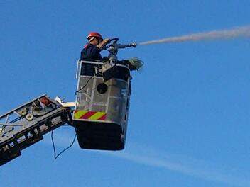 Jugend an die Schläuche: Schondras Feuerwehr sucht Nachwuchs. Ein Info-Abend soll Jugendliche begeistern. Foto: Freiwillige Feuerwehr Schondra