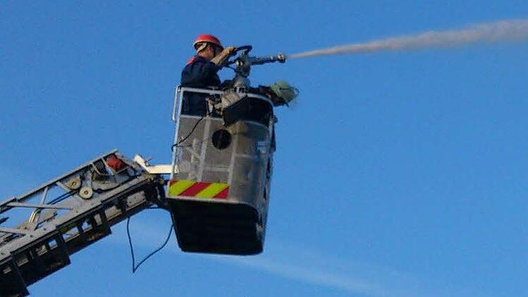 Jugend an die Schläuche: Schondras Feuerwehr sucht Nachwuchs. Ein Info-Abend soll Jugendliche begeistern. Foto: Freiwillige Feuerwehr Schondra