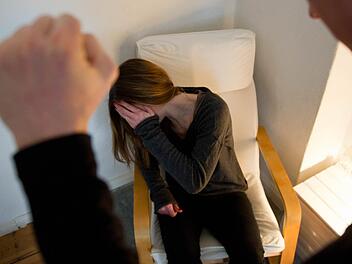1050 Euro Geldstrafe muss ein 35-Jähriger berappen, der seine gleichaltrige Lebensgefährtin verprügelt hatte. Dass sich beide längst wieder versöhnt haben, half ihm vor Gericht nichts.  Foto: Symboldbild Inga Kjer, dpa