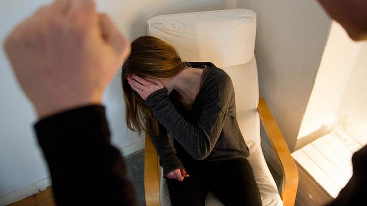 1050 Euro Geldstrafe muss ein 35-Jähriger berappen, der seine gleichaltrige Lebensgefährtin verprügelt hatte. Dass sich beide längst wieder versöhnt haben, half ihm vor Gericht nichts.  Foto: Symboldbild Inga Kjer, dpa