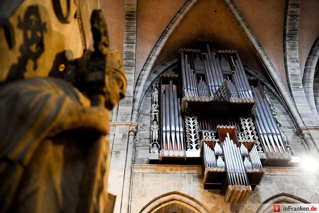 Auf den Stufen an der Alten Hofhaltung Platz nehmen und dem Domorganisten beim Üben zuhören.