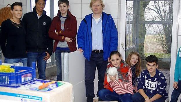 Die AG Tierschutz der Gottfried-Neukam-Schule baut Kaninchen- und Meerschweinchen-Häuschen. Die Lehrer Klaus Barnickel sowie Kristin Rebhan sind sehr stolz auf die engagierten Jugendlichen.
