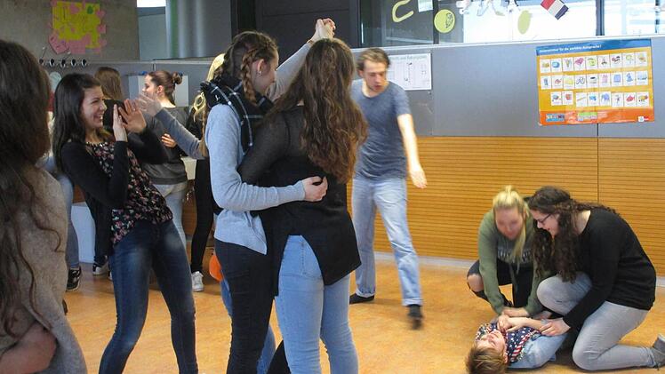 In Rollenspielen bereiteten sich die Höchstadter Realschüler auf die mündliche Prüfung vor. Foto: red