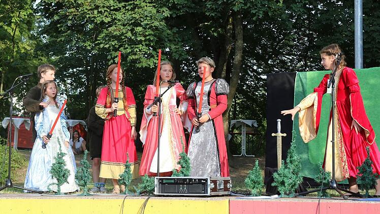 Die Klassen 3 und 4 führten das Stück "Die Nibellungensage" mit passenden Kostümen und in einer tollen Kulisse auf. Foto: Michael Stelzner