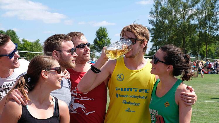 Bei den sommerlich heißen Temperaturen und den außerordentlichen Anstrengungen braucht der Körper genug Flüssigkeit. Foto: Gerd Schaar