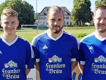 Von links: Michael Popp (Vorstand), Jonas Velte (SV Hafenpreppach), Daniel Reuß (Spielertrainer vom TSV Burgpreppach), Felix Hömer (TSV Burgpreppach) und Reinhold Klein (Vorstand SV Gemeinfeld) Foto: Dietz