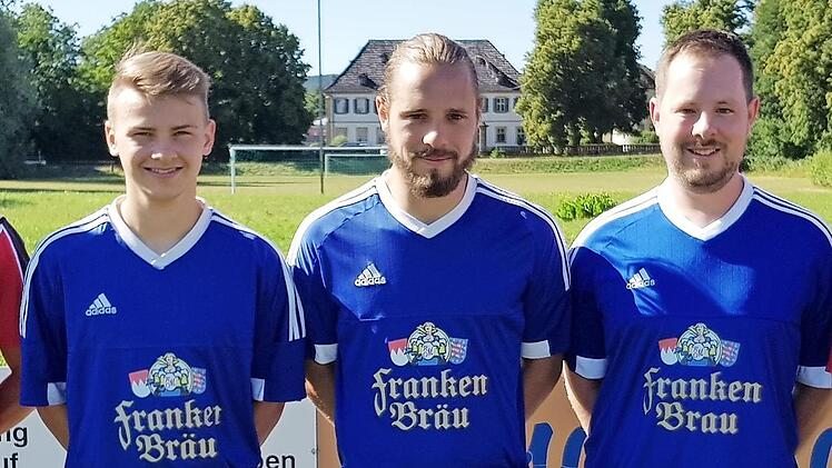 Von links: Michael Popp (Vorstand), Jonas Velte (SV Hafenpreppach), Daniel Reuß (Spielertrainer vom TSV Burgpreppach), Felix Hömer (TSV Burgpreppach) und Reinhold Klein (Vorstand SV Gemeinfeld) Foto: Dietz