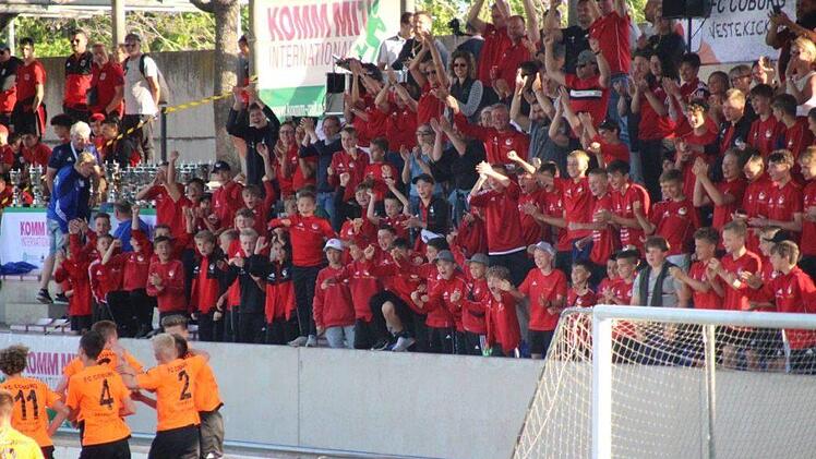 Die jubelnde FCC-Familie während des U17-Finales
