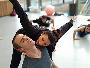 Die Proben laufen auf Hochtouren und die Bissübungen für die Choreographie von "Dracula" machen dem Hofer Ballettensemble sichtlich großes Vergnügen. Kurz nach der Premiere in Hof kommen die Tänzer zum Theaterring ins Kurtheater.  Foto: Christine Wild