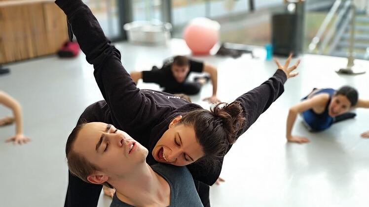 Die Proben laufen auf Hochtouren und die Bissübungen für die Choreographie von "Dracula" machen dem Hofer Ballettensemble sichtlich großes Vergnügen. Kurz nach der Premiere in Hof kommen die Tänzer zum Theaterring ins Kurtheater.  Foto: Christine Wild