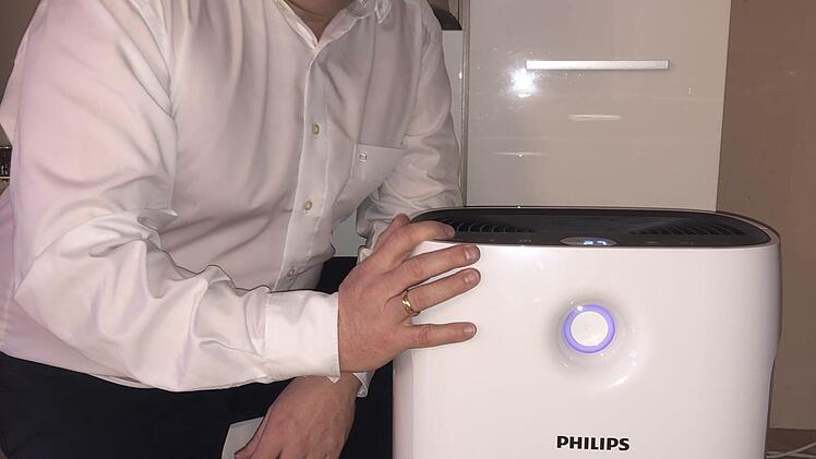 In der Grund- und Mittelschule Poppenlauer stehen die Luftreiniger schon (im Bild Bürgermeister Matthias Klement). Foto: Isolde Krapf