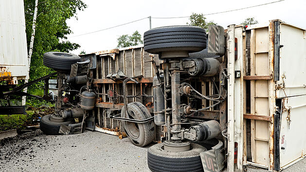 Reifen von beladenem Lkw platzt auf der A7 im Kreis W&uuml;rzburg