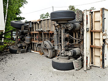 Reifen von beladenem Lkw platzt auf der A7 im Kreis Würzburg