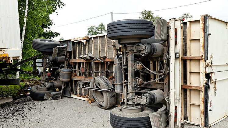 Kasendorf: Lkw umgekippt - Fahrbahn unter Splitt begraben